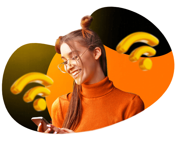 Mulher feliz usando o celular